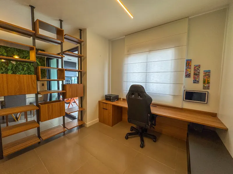 Escritório com bancada e estante planejadas
