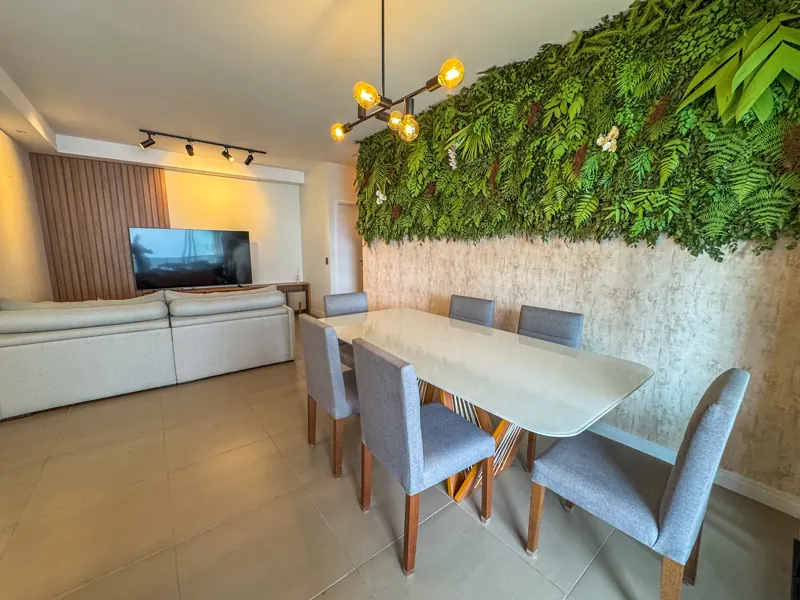 Mesa de jantar, estar com TV e jardim vertical
