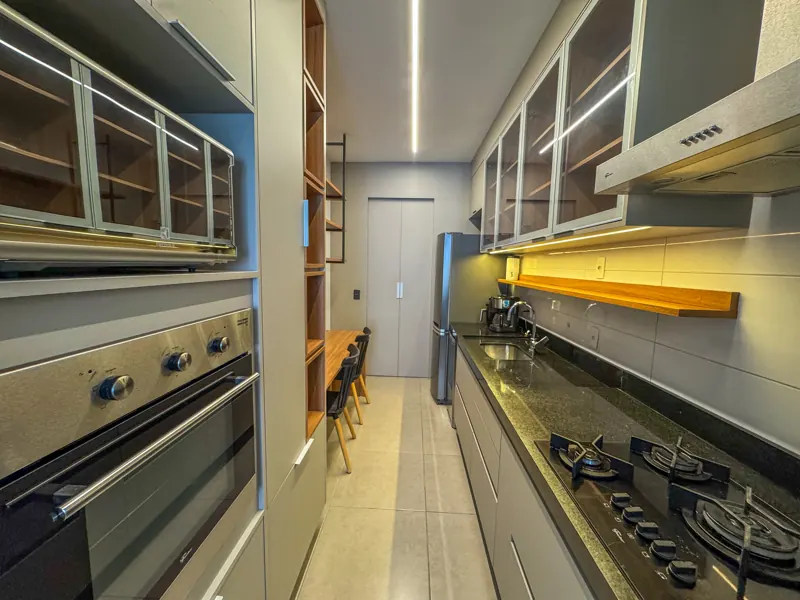 Cozinha com forno embutido, cooktop e armários planejados
